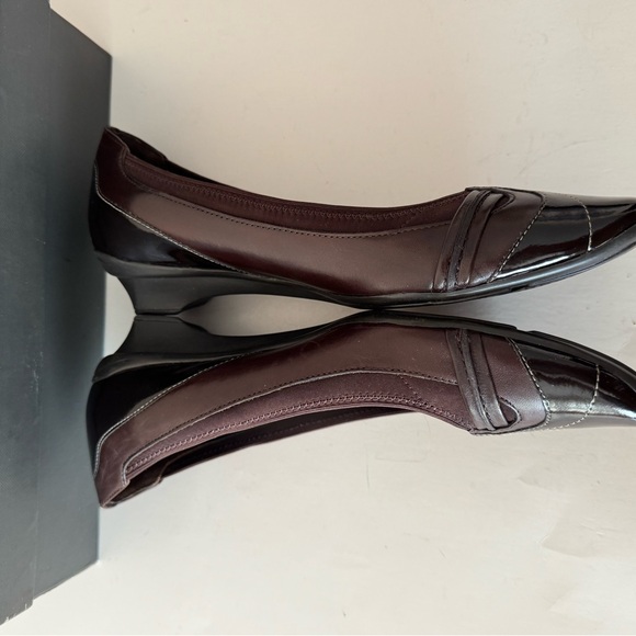 Tahari Dark Brown Leather and Patent Trim Low Heel Flats. Size: 8 - Picture 9 of 9